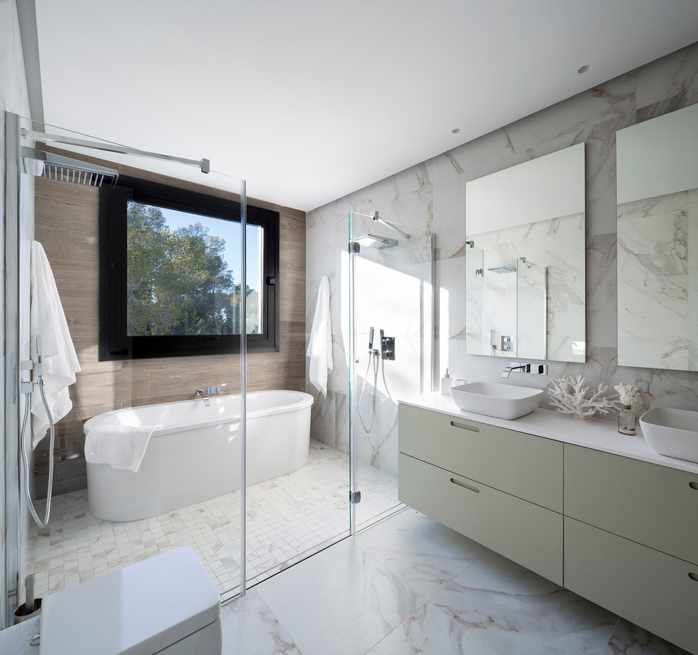 Стильный дизайн: главная ванная комната среднего размера в современном стиле с отдельно стоящей ванной, двойным душем, белыми стенами и настольной раковиной - последний тренд