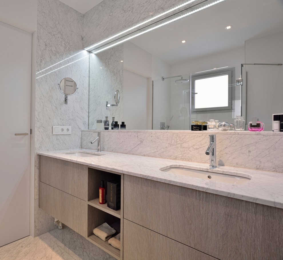 Imagen de cuarto de baño actual grande con ducha empotrada, aseo y ducha y lavabo bajoencimera