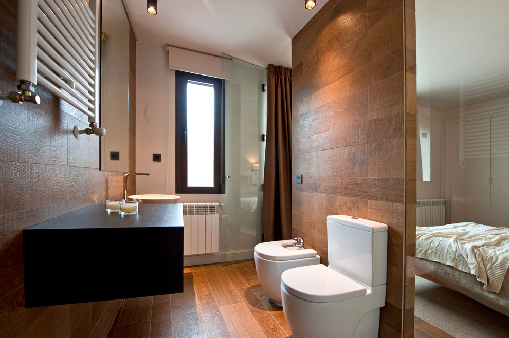 Пример оригинального дизайна: главная ванная комната среднего размера в стиле кантри с душем без бортиков, керамической плиткой, коричневыми стенами, настольной раковиной и раздельным унитазом