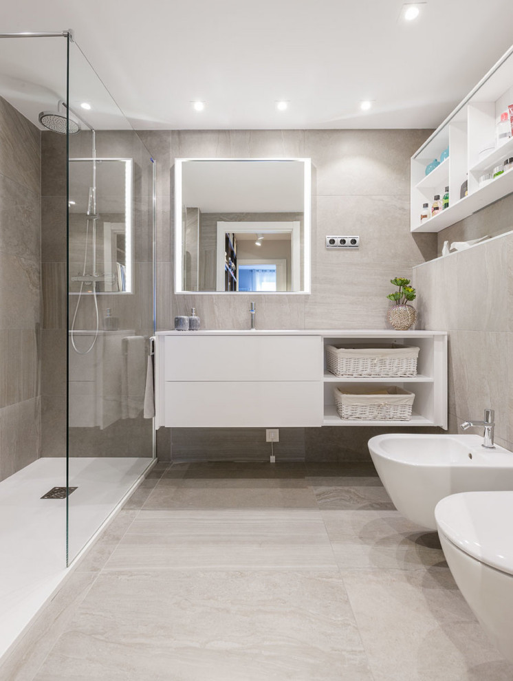 Diseño de cuarto de baño único, flotante y gris y blanco contemporáneo grande con armarios con paneles lisos, puertas de armario blancas, ducha esquinera, sanitario de pared, baldosas y/o azulejos grises, aseo y ducha, lavabo bajoencimera, suelo gris, ducha abierta y encimeras blancas