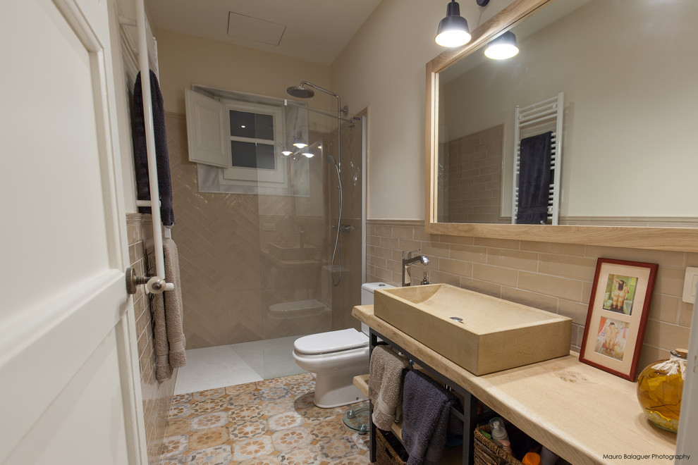 Réalisation d'une salle d'eau méditerranéenne de taille moyenne avec une douche à l'italienne, WC séparés, un mur beige, un sol en carrelage de céramique, une vasque et un plan de toilette en bois.