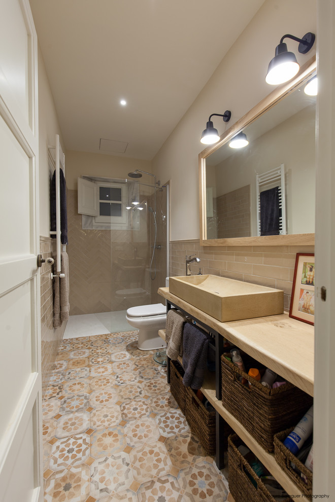 Cette photo montre une salle d'eau méditerranéenne de taille moyenne avec une douche à l'italienne, une vasque et un plan de toilette en bois.