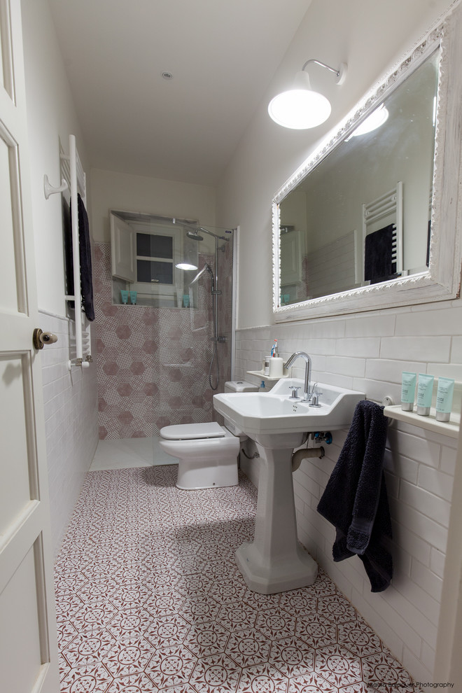 Immagine di una stanza da bagno con doccia mediterranea di medie dimensioni con lavabo a colonna