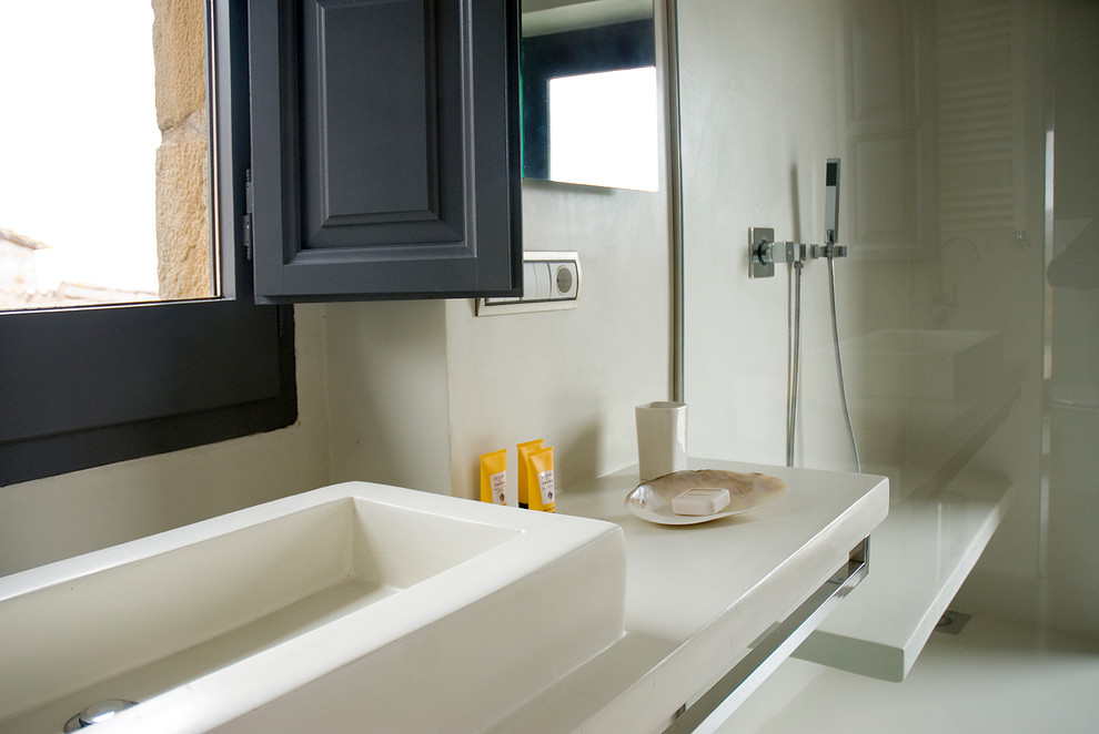 Bild på ett mellanstort funkis en-suite badrum, med betonggolv och beiget golv