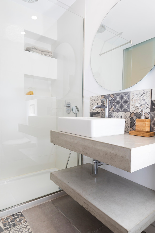 Modernes Duschbad mit offenen Schränken, bodengleicher Dusche, grauen Fliesen, weißer Wandfarbe, Beton-Waschbecken/Waschtisch und grauem Boden in Palma de Mallorca