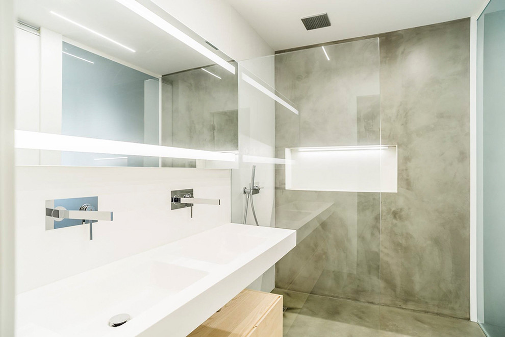 Idéer för mellanstora skandinaviska en-suite badrum, med släta luckor, skåp i ljust trä, en kantlös dusch, grå kakel, cementkakel, vita väggar, betonggolv, ett integrerad handfat, bänkskiva i akrylsten, grått golv, med dusch som är öppen och en vägghängd toalettstol
