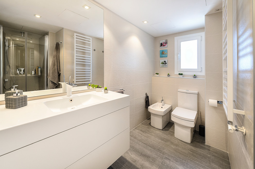 Пример оригинального дизайна: ванная комната среднего размера в стиле модернизм с плоскими фасадами, белыми фасадами, душем в нише, биде, бежевыми стенами, душевой кабиной и монолитной раковиной