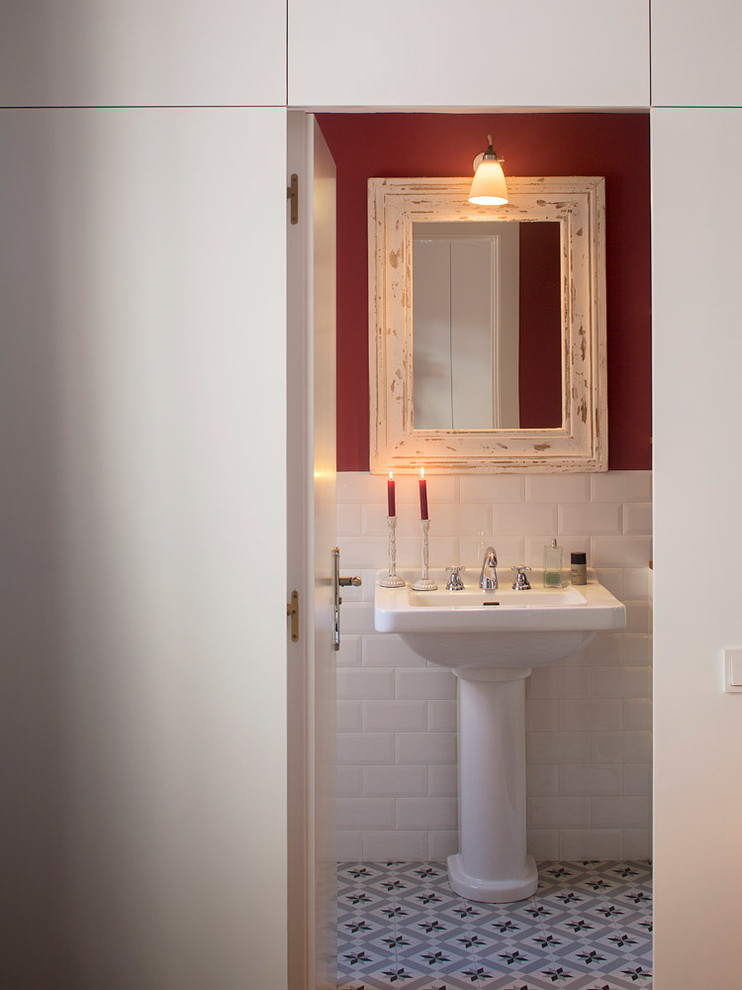 Réalisation d'une salle de bain principale de taille moyenne avec un carrelage blanc et un mur rouge.