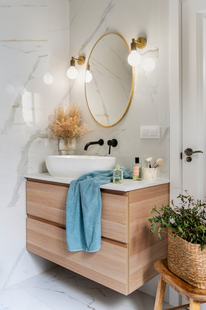 Idee per una stanza da bagno design con ante lisce, ante in legno chiaro, piastrelle bianche, lavabo a bacinella, pavimento bianco, top bianco, un lavabo e mobile bagno sospeso