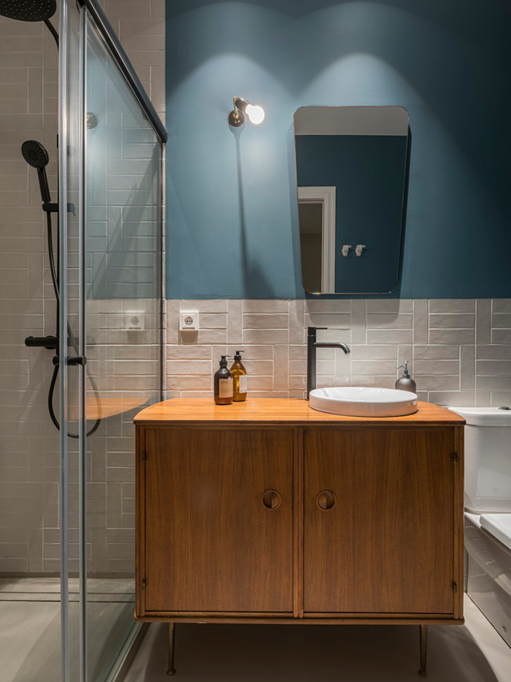 Shabby chic-inspirerad inredning av ett mellanstort brun brunt badrum med dusch, med möbel-liknande, beige skåp, beige väggar, mellanmörkt trägolv, ett nedsänkt handfat, träbänkskiva och brunt golv