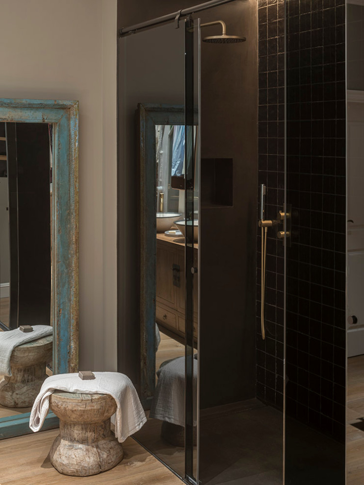 Mittelgroßes Shabby-Chic Badezimmer En Suite mit beiger Wandfarbe, braunem Holzboden, braunem Boden, verzierten Schränken, beigen Schränken, Aufsatzwaschbecken, Waschtisch aus Holz und brauner Waschtischplatte in Barcelona