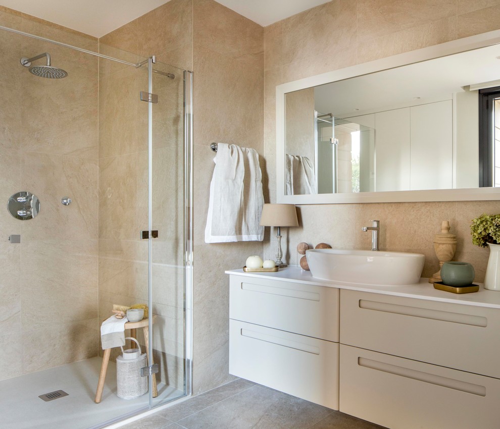 Idéer för ett mellanstort shabby chic-inspirerat badrum med dusch, med släta luckor, beige skåp, en dusch i en alkov, beige väggar, ett fristående handfat och dusch med gångjärnsdörr