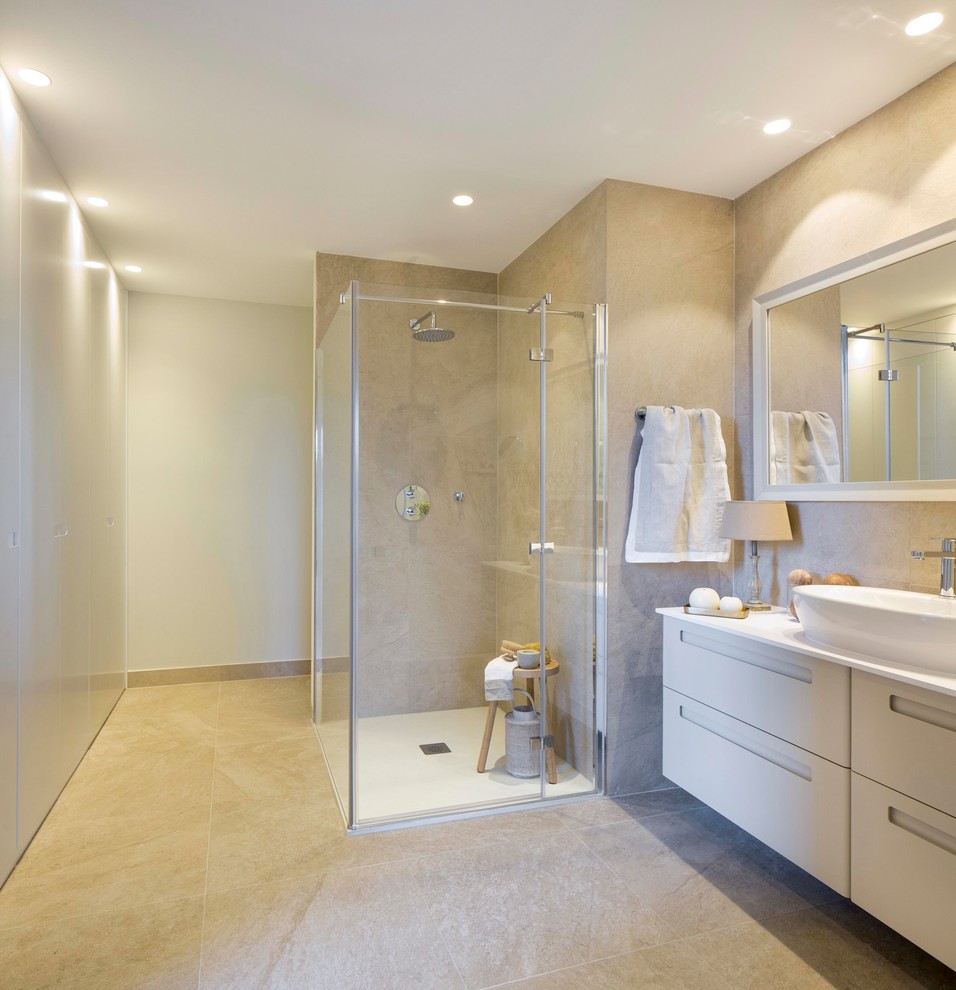 Стильный дизайн: ванная комната среднего размера в стиле шебби-шик с плоскими фасадами, бежевыми фасадами, душем в нише, бежевыми стенами, душевой кабиной, настольной раковиной и душем с распашными дверями - последний тренд