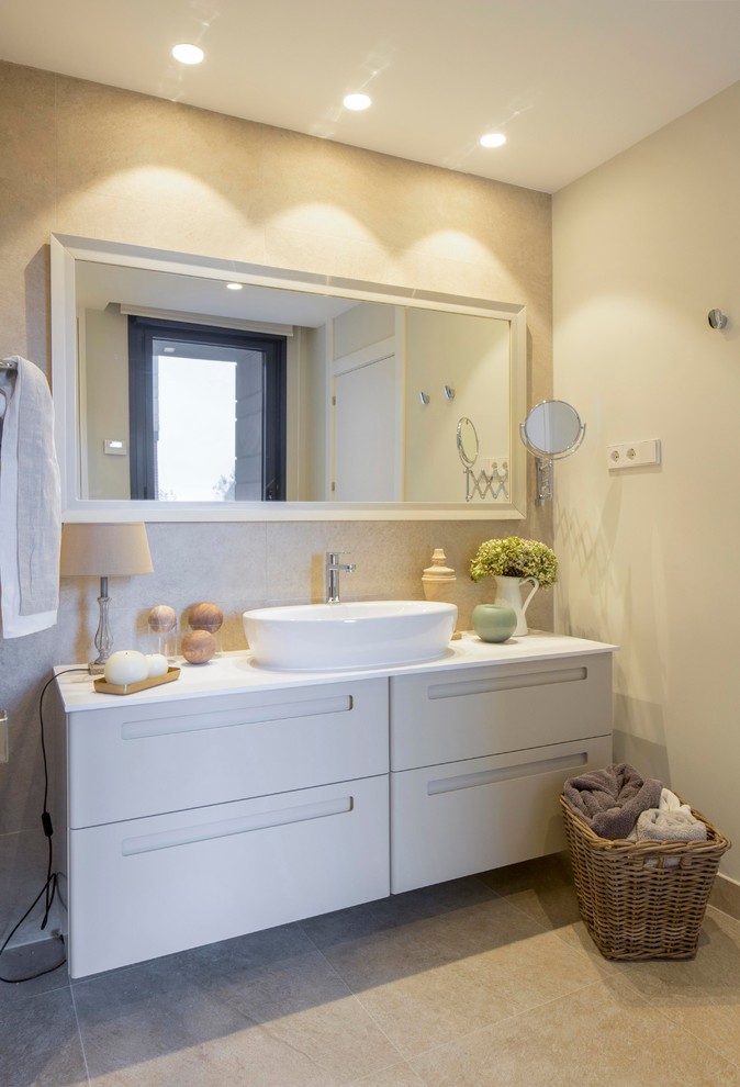 Modelo de cuarto de baño romántico de tamaño medio con armarios con paneles lisos, puertas de armario beige, ducha empotrada, paredes beige, aseo y ducha, lavabo sobreencimera y ducha con puerta con bisagras