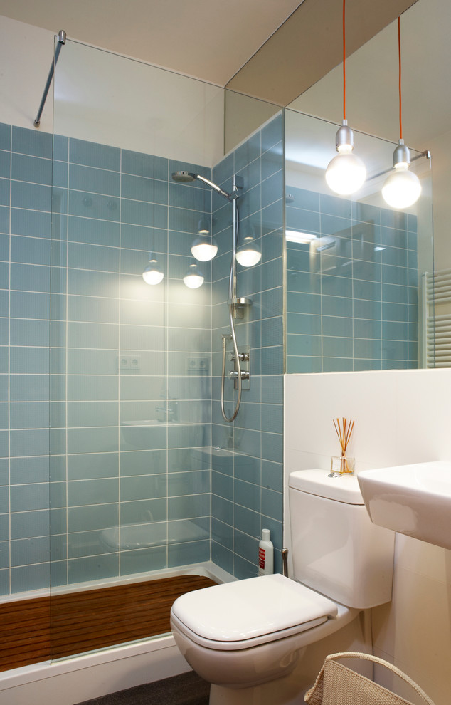 Idee per una stanza da bagno con doccia nordica di medie dimensioni con doccia aperta, WC a due pezzi e lavabo a colonna