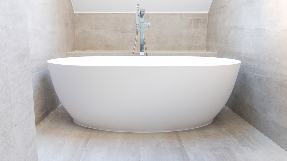 На фото: ванная комната в современном стиле с отдельно стоящей ванной с