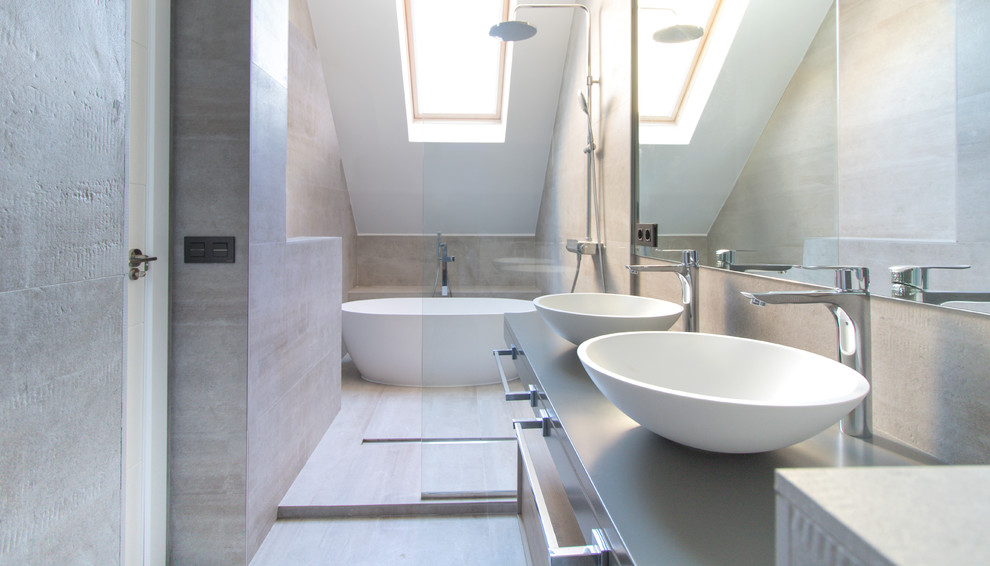 Foto på ett mellanstort funkis en-suite badrum, med ett fristående badkar, ett fristående handfat, våtrum, beige kakel, beige väggar, bänkskiva i rostfritt stål, beiget golv och med dusch som är öppen