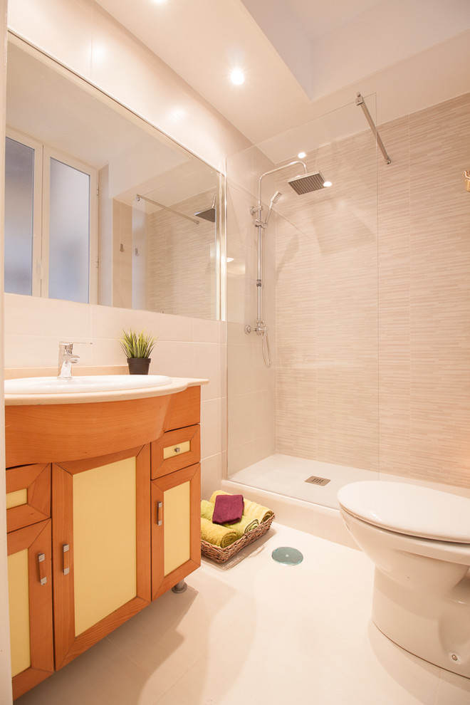 Foto de cuarto de baño nórdico de tamaño medio con armarios con paneles empotrados, puertas de armario beige, ducha empotrada, sanitario de dos piezas, aseo y ducha y lavabo bajoencimera