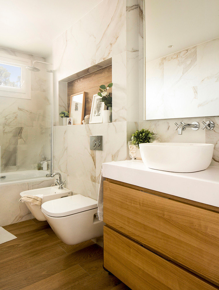 На фото: главная ванная комната среднего размера в стиле шебби-шик с плоскими фасадами, темными деревянными фасадами, ванной в нише, душем над ванной, биде и настольной раковиной с
