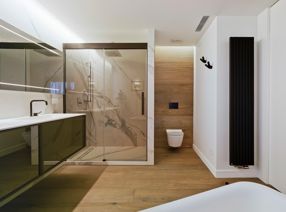 Idée de décoration pour une salle de bain design avec une baignoire sur pieds, un carrelage blanc, du carrelage en marbre et un mur blanc.