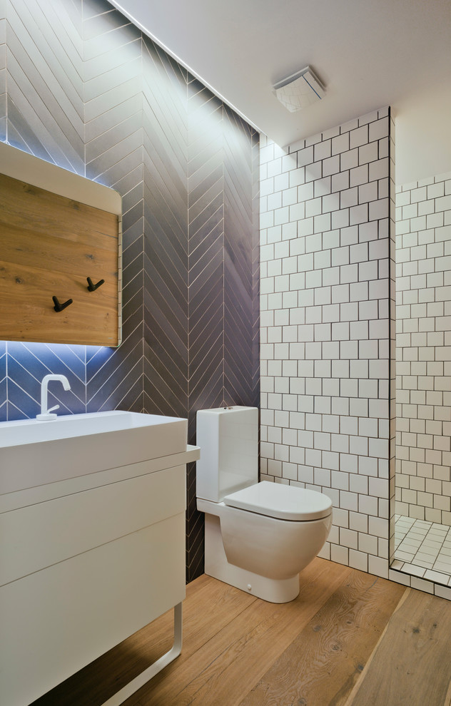 Источник вдохновения для домашнего уюта: главная ванная комната в современном стиле с плоскими фасадами, белой плиткой, белыми фасадами, душем в нише, раздельным унитазом, паркетным полом среднего тона, настольной раковиной, коричневым полом и открытым душем