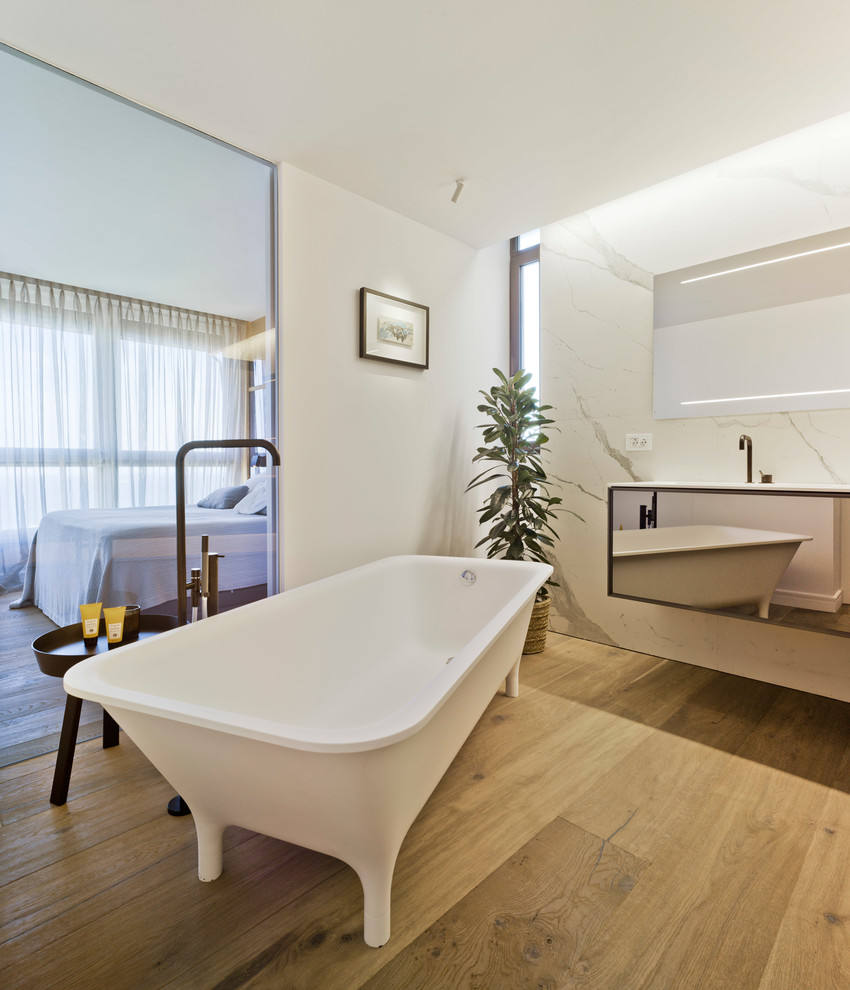 Diseño de cuarto de baño contemporáneo con bañera con patas, baldosas y/o azulejos blancos, baldosas y/o azulejos de mármol y paredes blancas