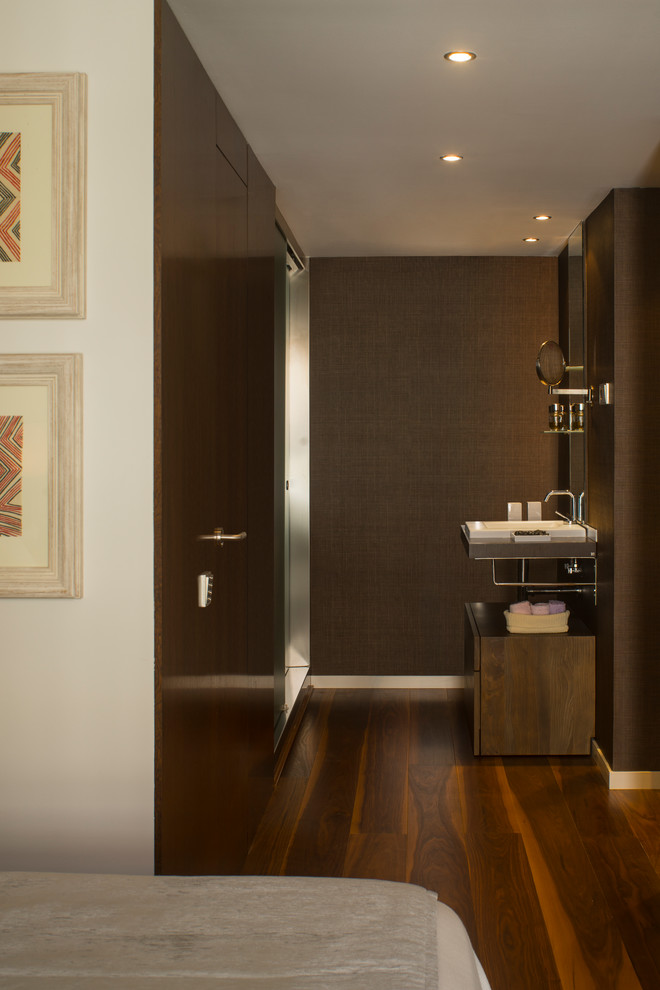 Foto på ett mellanstort funkis en-suite badrum, med möbel-liknande, skåp i mörkt trä, bruna väggar, mörkt trägolv, träbänkskiva och brunt golv