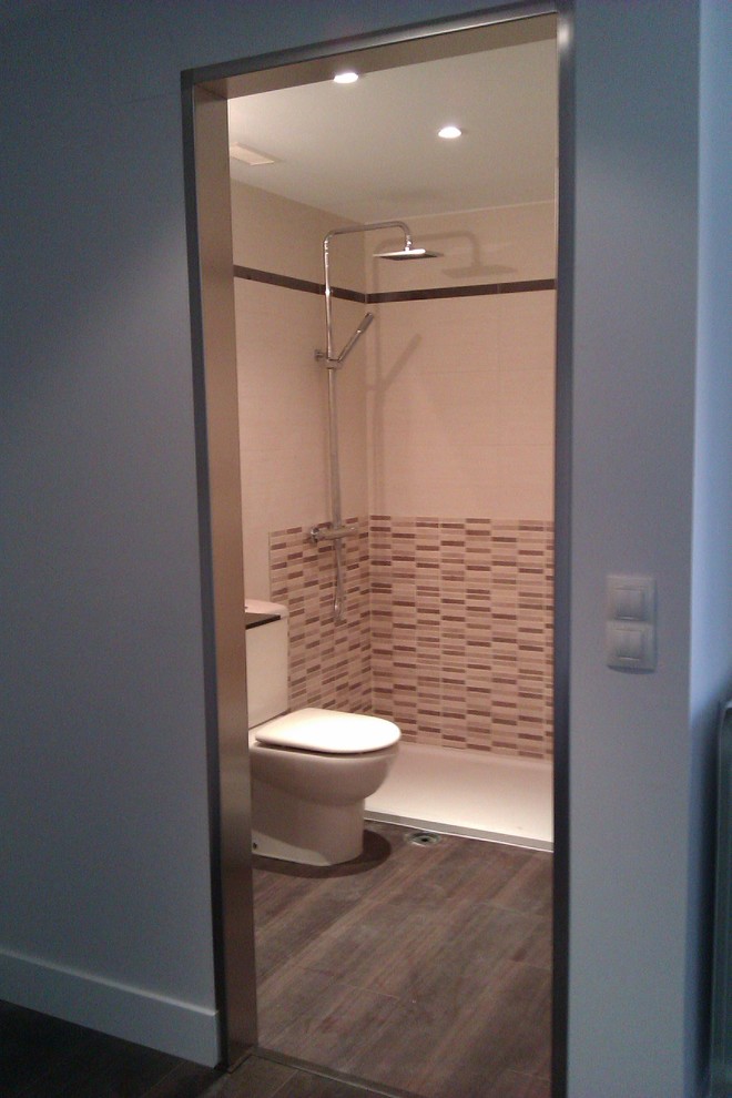 Réalisation d'une petite salle d'eau minimaliste avec WC séparés, un carrelage beige, des carreaux de céramique, un mur beige, parquet foncé et un plan de toilette en verre.