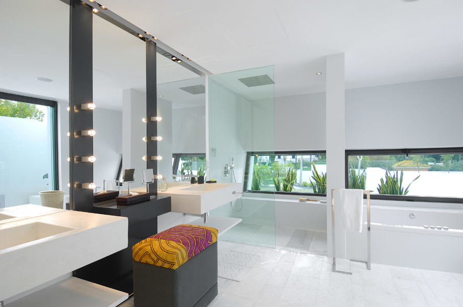 Idéer för att renovera ett stort funkis en-suite badrum, med ett badkar i en alkov, en kantlös dusch, vita väggar och ett väggmonterat handfat