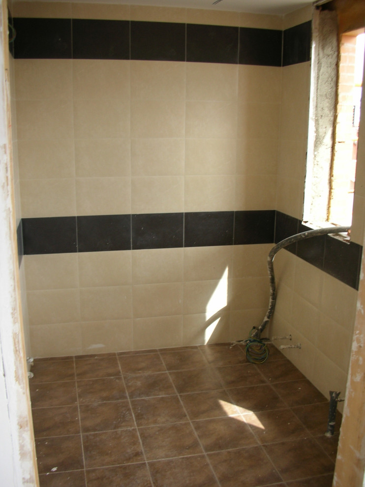 Idéer för att renovera ett stort funkis en-suite badrum, med ett platsbyggt badkar, en bidé, brun kakel, keramikplattor, bruna väggar, klinkergolv i keramik, ett piedestal handfat och brunt golv
