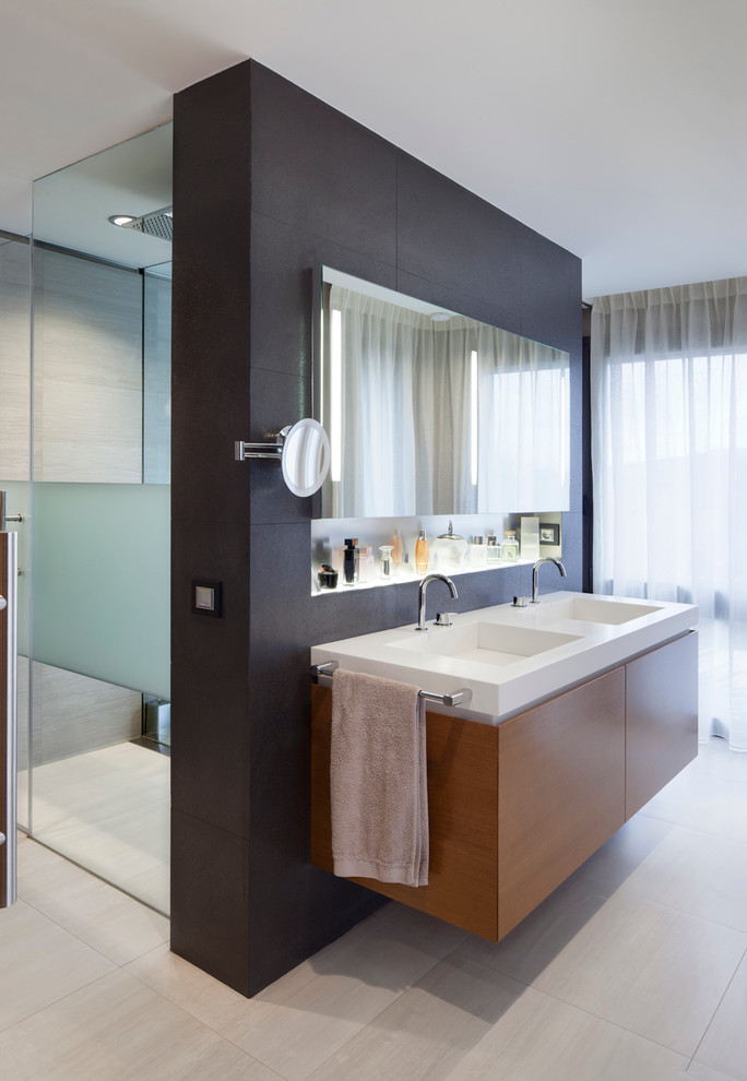 Imagen de cuarto de baño actual de tamaño medio con armarios con paneles lisos, puertas de armario de madera oscura, lavabo integrado, paredes multicolor y suelo de baldosas de cerámica