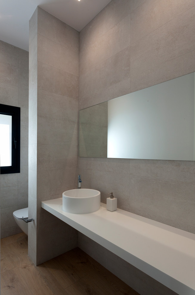 Идея дизайна: ванная комната в современном стиле с полом из ламината, настольной раковиной, бежевым полом и белой столешницей