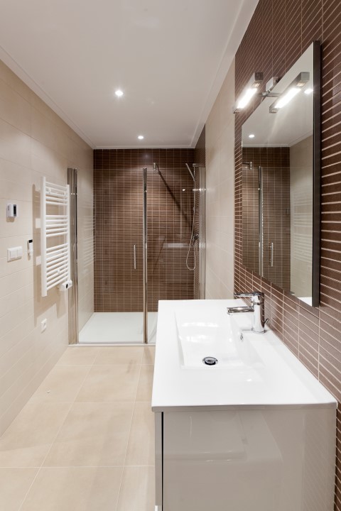Modelo de cuarto de baño minimalista de tamaño medio con paredes beige, aseo y ducha y lavabo integrado