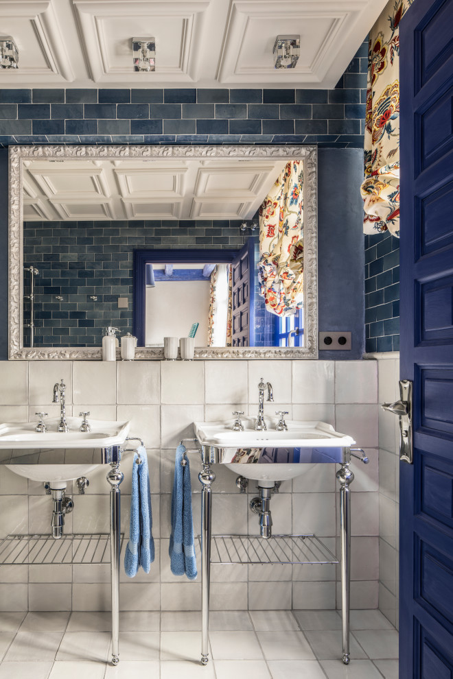 Idéer för ett mellanstort medelhavsstil badrum med dusch, med blå kakel, tunnelbanekakel, blå väggar, ett konsol handfat och grått golv