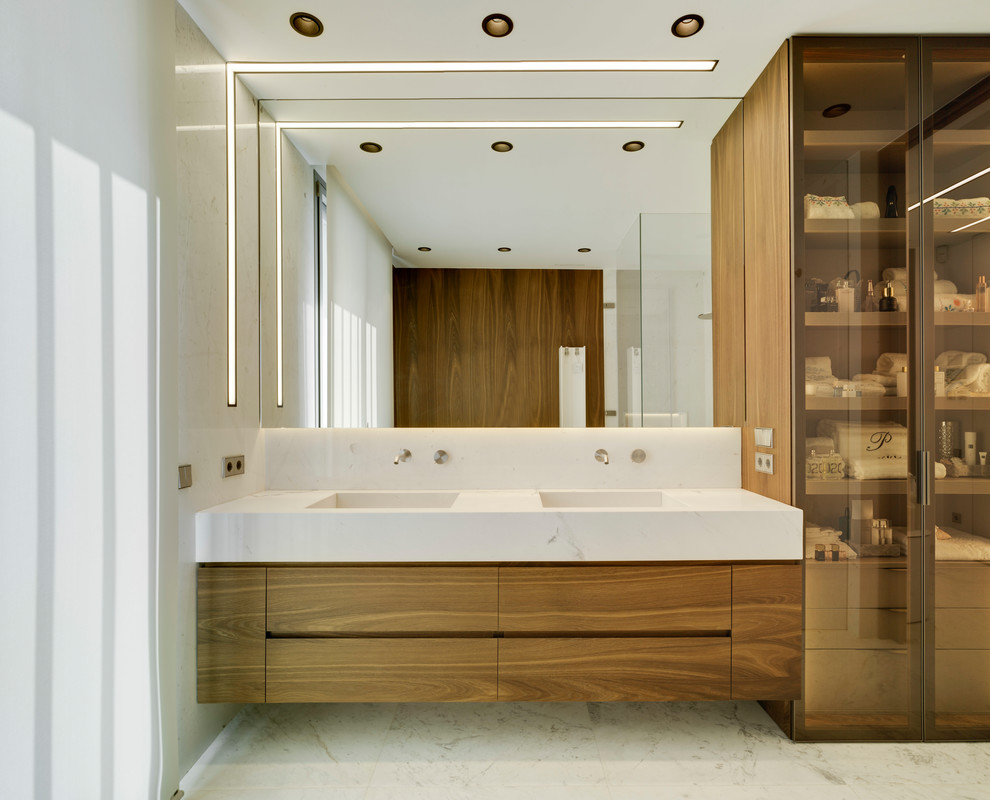Diseño de cuarto de baño actual con espejo con luz