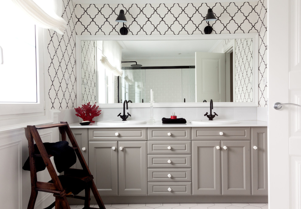 Diseño de cuarto de baño clásico renovado con armarios con paneles empotrados, puertas de armario grises, paredes blancas, lavabo encastrado y suelo blanco