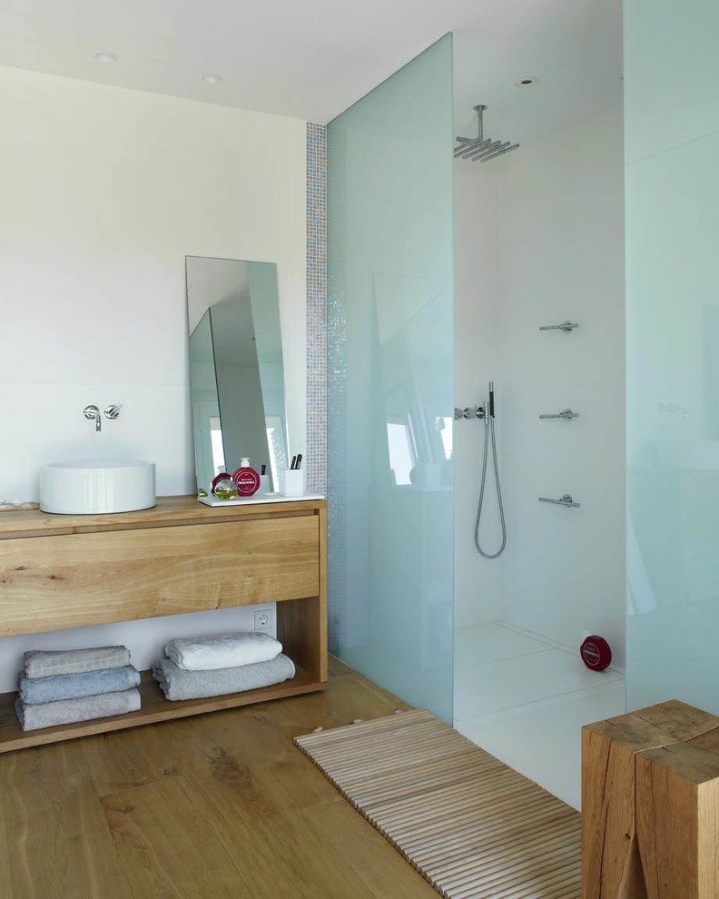 Idéer för mellanstora funkis badrum med dusch, med släta luckor, skåp i mellenmörkt trä, en öppen dusch, vita väggar, mellanmörkt trägolv, ett fristående handfat och träbänkskiva