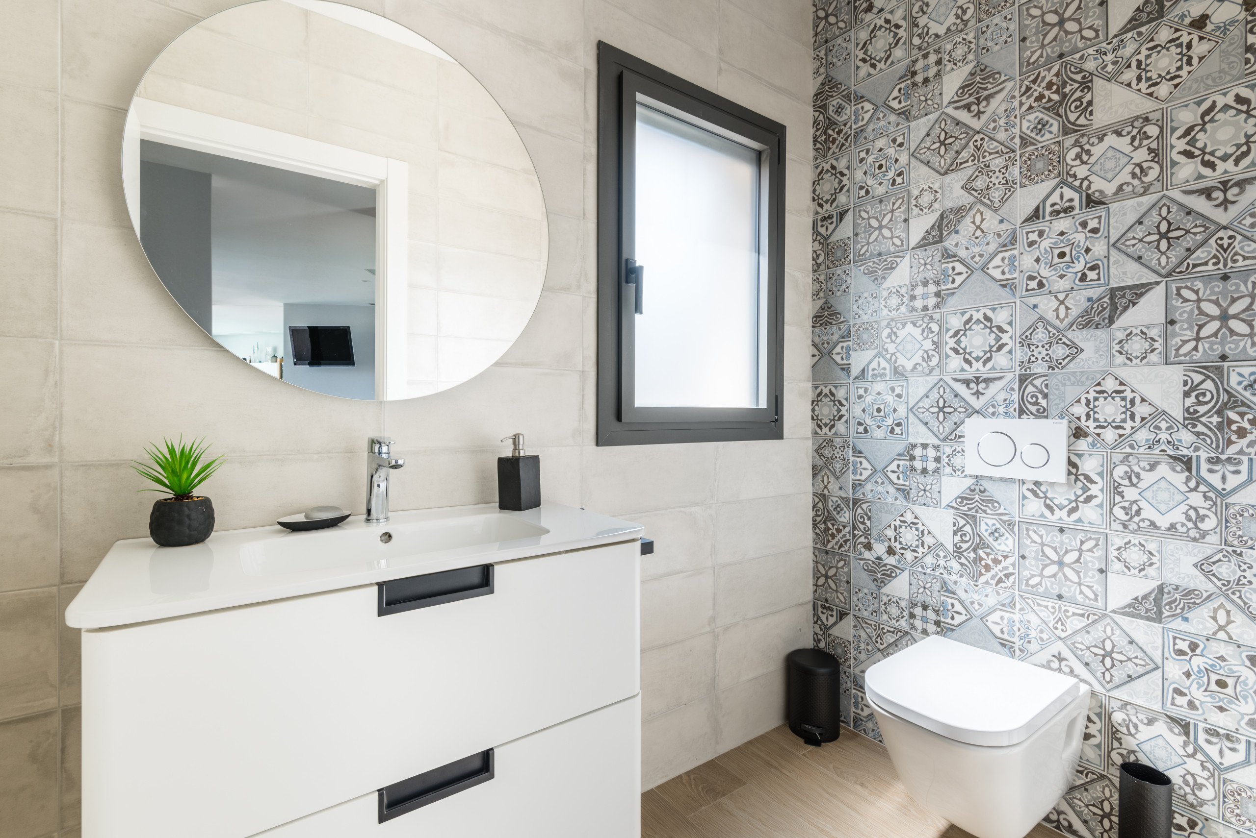 Fotos de baños | Diseños de baños blancos con suelo de madera clara - Junio  2023 | Houzz ES