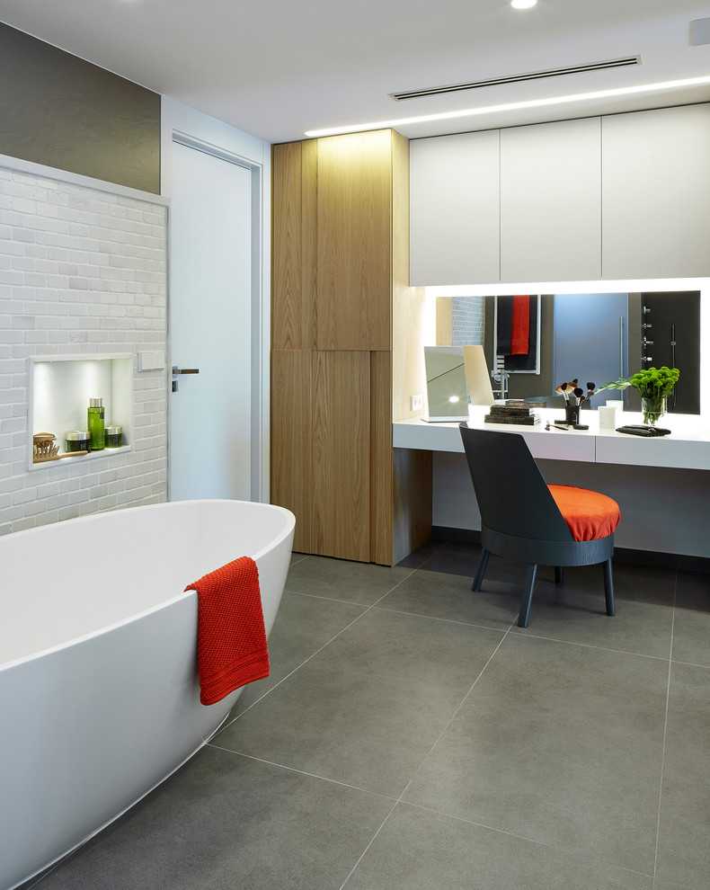 Mittelgroßes Modernes Badezimmer En Suite mit freistehender Badewanne und Keramikboden in Barcelona