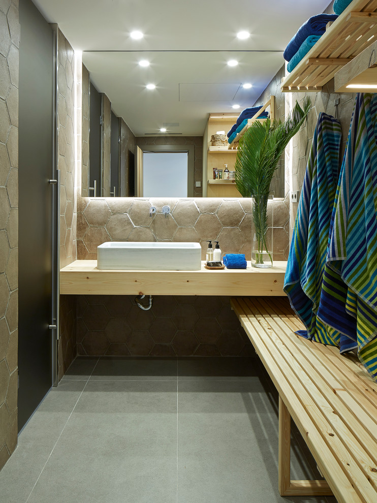 Esempio di una stanza da bagno contemporanea con lavabo a bacinella, top in legno e top beige