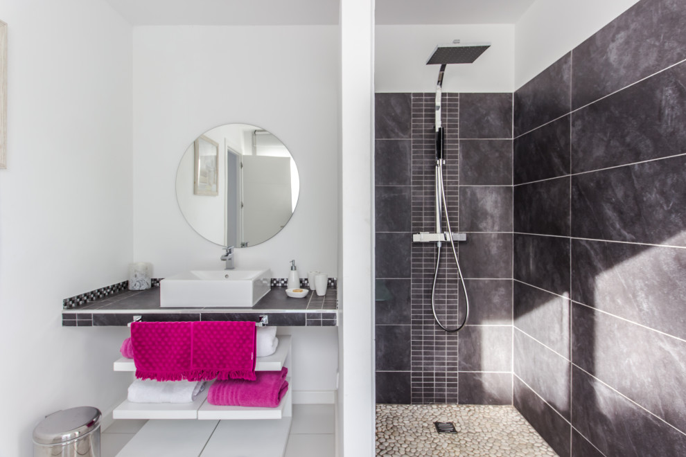 Idéer för ett modernt grå badrum med dusch, med öppna hyllor, en öppen dusch, grå kakel, vita väggar, ett fristående handfat, grått golv och med dusch som är öppen