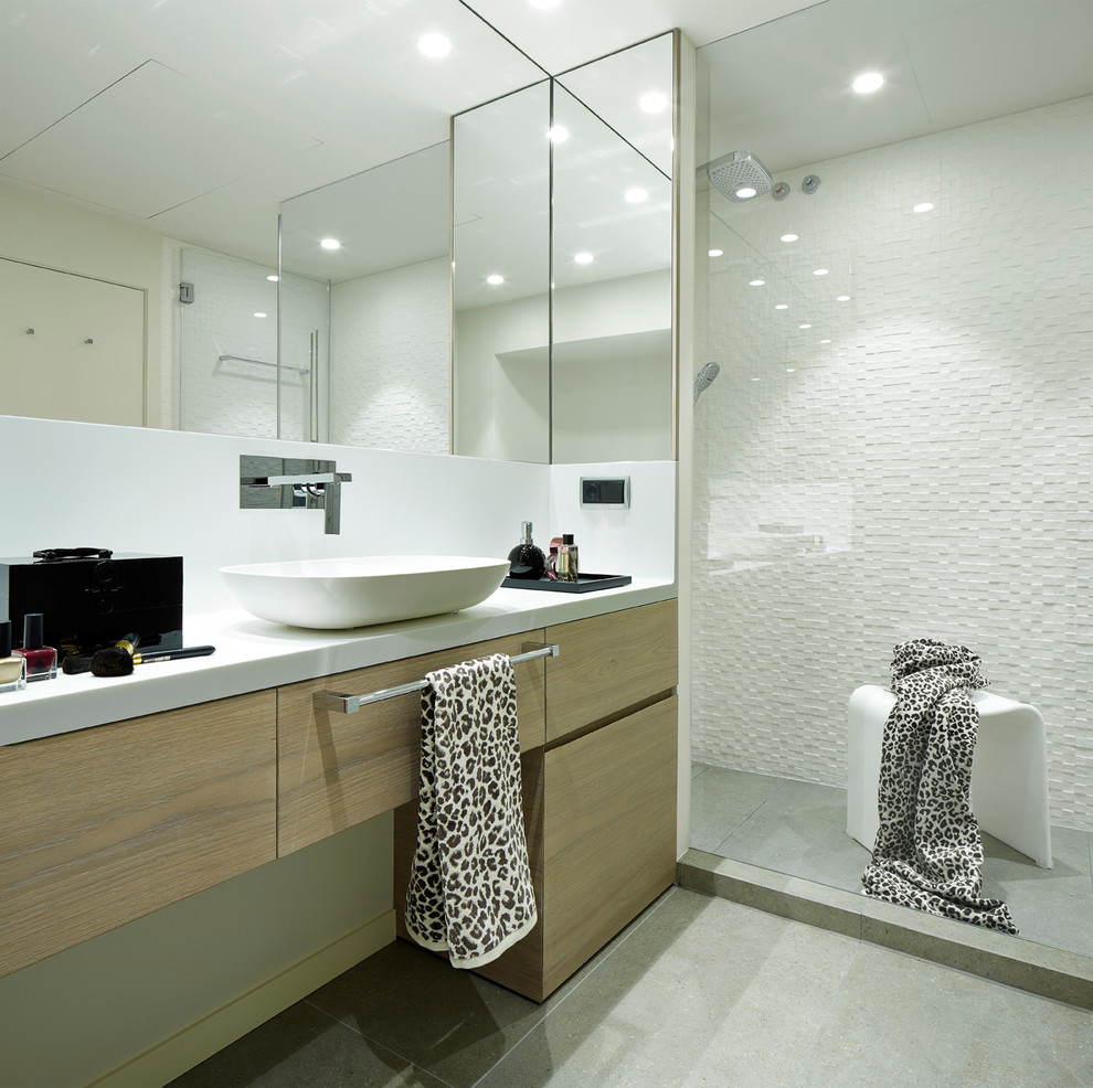 Inspiration för mellanstora moderna badrum med dusch, med en öppen dusch, vita väggar och ett fristående handfat