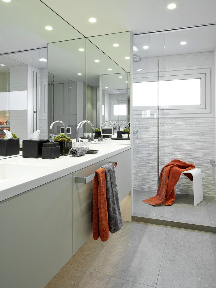Ejemplo de cuarto de baño contemporáneo de tamaño medio con armarios con paneles lisos, ducha esquinera, paredes blancas, suelo de baldosas de cerámica, aseo y ducha y lavabo integrado