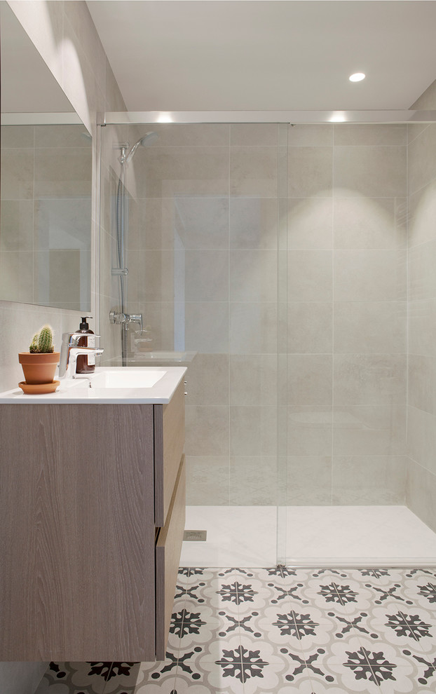 Esempio di una stanza da bagno con doccia scandinava di medie dimensioni con ante lisce, ante in legno scuro, doccia a filo pavimento, WC a due pezzi, pareti grigie e lavabo integrato