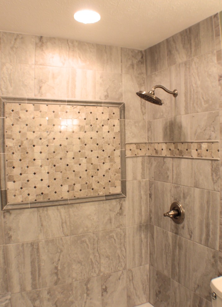 Idéer för att renovera ett mellanstort vintage en-suite badrum, med en öppen dusch, beige väggar, klinkergolv i porslin och vitt golv