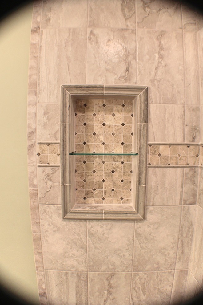 Imagen de cuarto de baño principal tradicional de tamaño medio con ducha abierta, paredes beige, suelo de baldosas de porcelana y suelo blanco