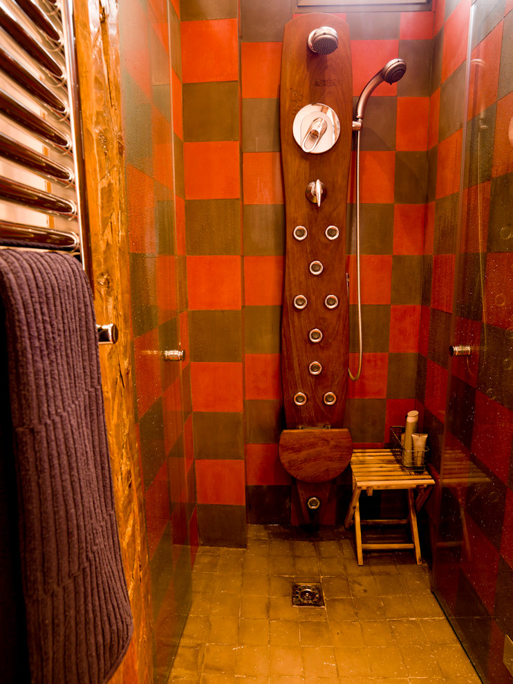 Immagine di una piccola stanza da bagno con doccia boho chic con doccia a filo pavimento e pareti multicolore