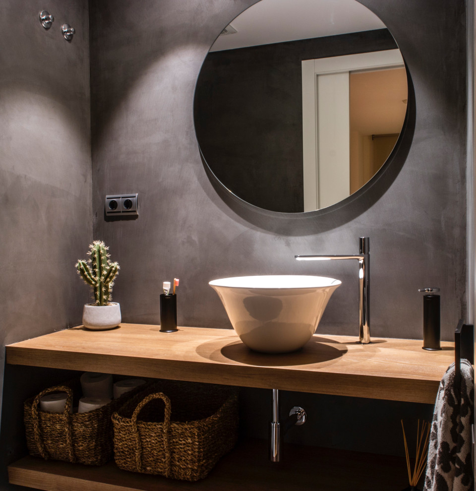 Inspiration för mellanstora moderna beige badrum med dusch, med öppna hyllor, skåp i mellenmörkt trä, grå kakel, ett fristående handfat och träbänkskiva