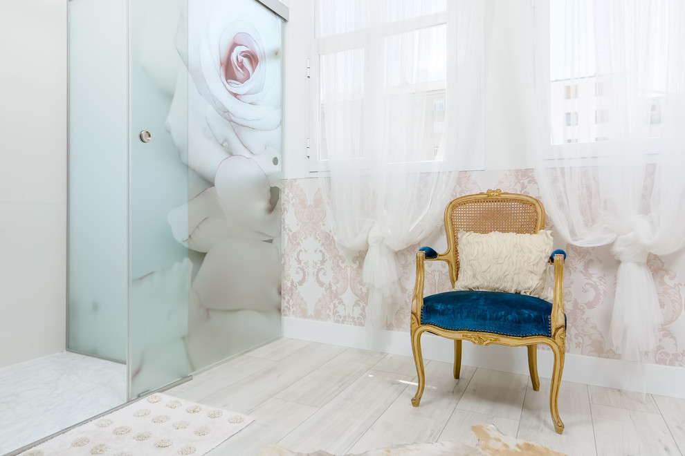 Inredning av ett shabby chic-inspirerat mellanstort en-suite badrum, med en kantlös dusch, rosa väggar, ljust trägolv, grått golv och dusch med skjutdörr