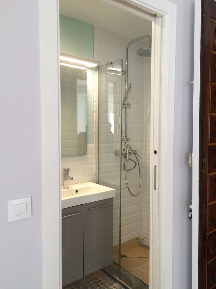 Idéer för att renovera ett litet retro badrum med dusch, med släta luckor, grå skåp, en kantlös dusch, vita väggar och klinkergolv i keramik